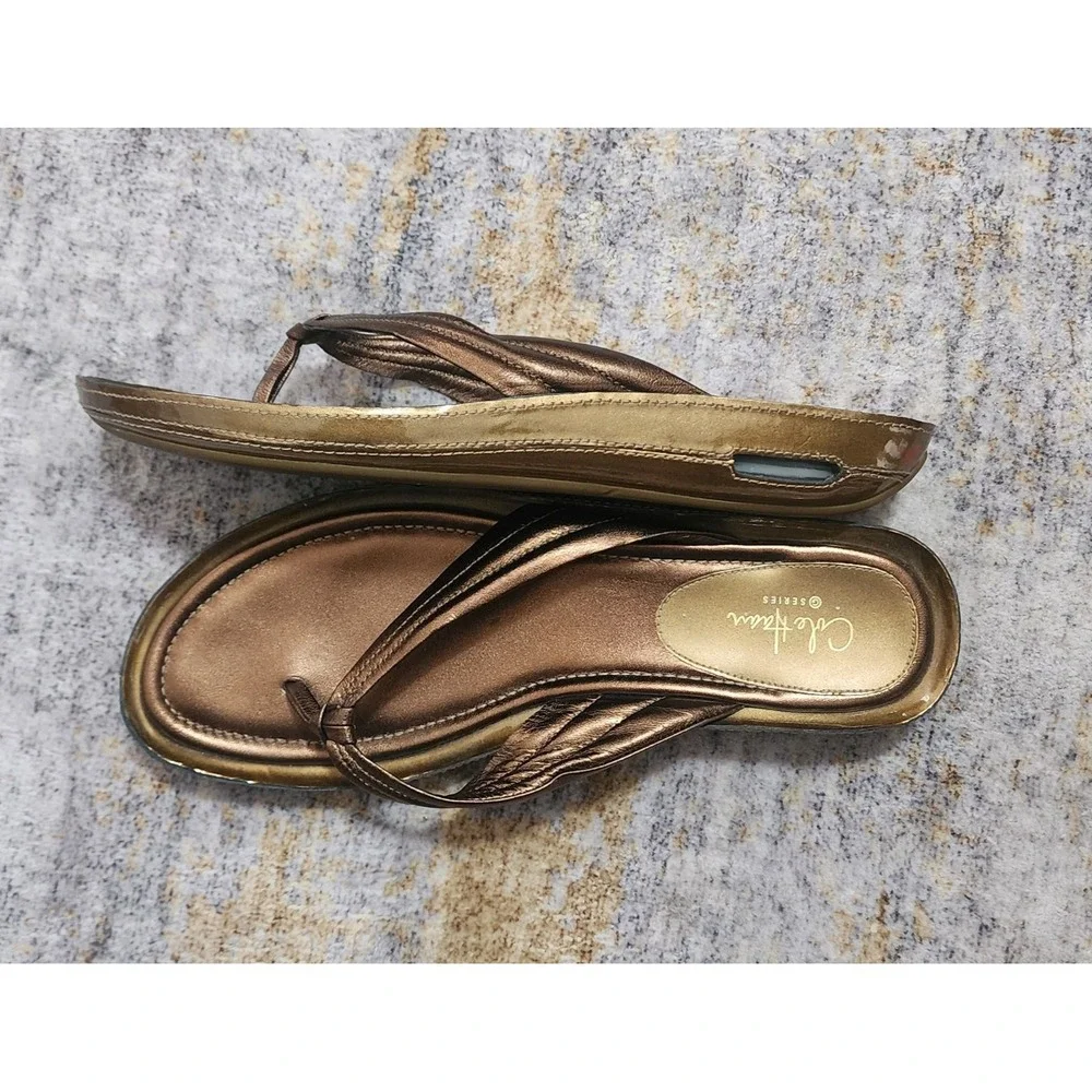 Cole Haan Women's Air Layne Metallic Bronze Leather Thong Sandals Size 9 D21701